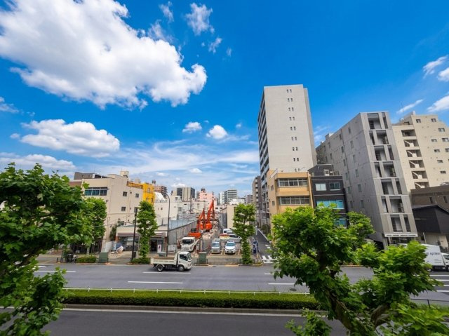 ドムール三ノ輪の展望|手を伸ばせば、ふれることが出来そうな環境が、そのままインテリアになったような印象です。その豊かな眺望にふさわしい空間には、通風・採光にも優れ、心地よい光と風があふれています