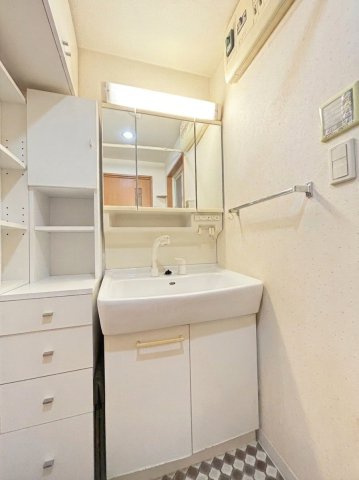 ドムール三ノ輪の独立洗面台|【洗面化粧台】洗面化粧台には三面鏡を採用。身だしなみを整えやすい事はもちろんですが、鏡の後ろに収納スペースを設ける事により、散らかりやすい洗面スペースをすっきりさせる事が出来るのも嬉しいですね