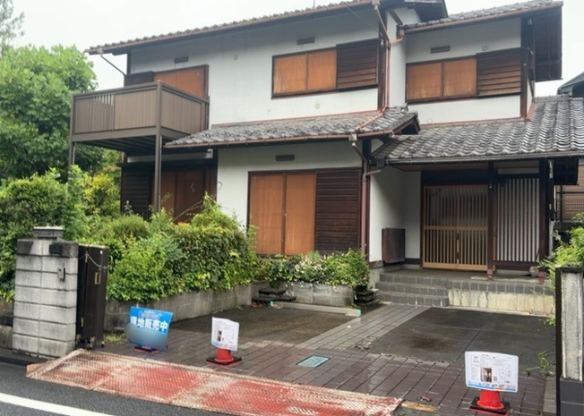 【外観】 | 土地の形が極端に長細かったり、狭小地、あるいは道路との高低差がある傾斜地だった場合、後々売ろうとしても買い手がつかない場合もあります。後々、売却することになった時に価値の下がらない土地を選びましょう。
