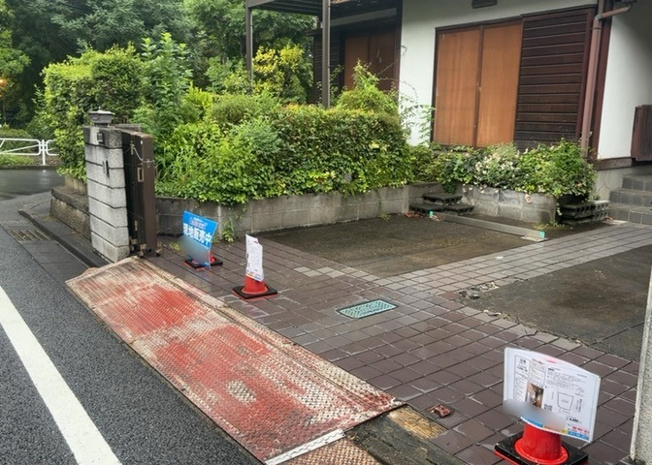 【外観】 | 家を建てる場合、方位は要チェックです。現実的に日当たりのよい家ならばリビングは南側、建築基準法でも北側に当たる家への配慮は求められています。土地を見学に行く際は、方位磁針を持って行くようにしましょう。