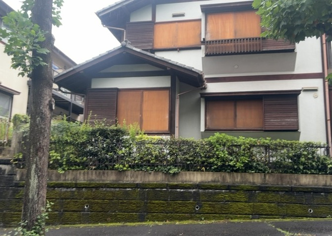 【外観】 | 隣家の土地はどうなっているのか、生活利便施設が近くにあるのか、学校まで近いかなど、お客様のライフスタイルにあわせたイメージが重要です。また、近くにあると困る施設が近くにないかも確認するといいでしょう。