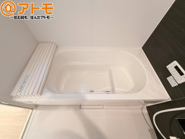 【浴室】 | 駿河区広野第10　新築戸建　全1棟 | お子様やお年寄りが使いやすいだけでなく、半身浴にも便利なベンチタイプの湯舟です。お湯の節約にも！