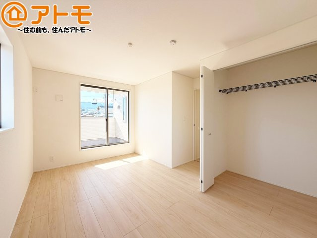 【寝室】 | 駿河区広野第10　新築戸建　全1棟 | バルコニーに面したお部屋なので、布団などの大きなものも楽々干せます♪