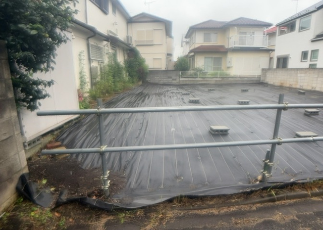 【外観】 | 土地の前の道路に消火栓が設置されていることがあります。この場合、道路交通法第45条第1項により、駐車禁止の場所が指定されています。そのため、車庫などの駐車スペースをつくることができない場合があります。