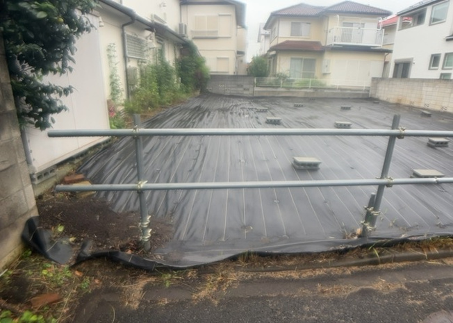 【外観】 | 現地に行くなら、物件の周囲の地形がどうなっているかを見ることも大切です。周辺より低くなっている土地では、大雨などで水が集まりやすいため、地盤が弱くなっているということも考えられるため、注意が必要です。