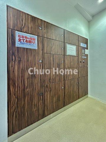 イニシア豊洲コンフォートプレイスの設備|【宅配ボックス】在宅時・不在時に関わらず、居住者の代わりに非対面で宅配物を受け取ってくれる便利な設備です。わかりやすくご説明致しますので見学時にはお部屋だけではなく共用部分もぜひチェックしてください。