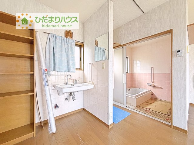 【洗面所】 | 常総市豊岡町丁　中古戸建 | シンプルで使い勝手の良い独立洗面台！