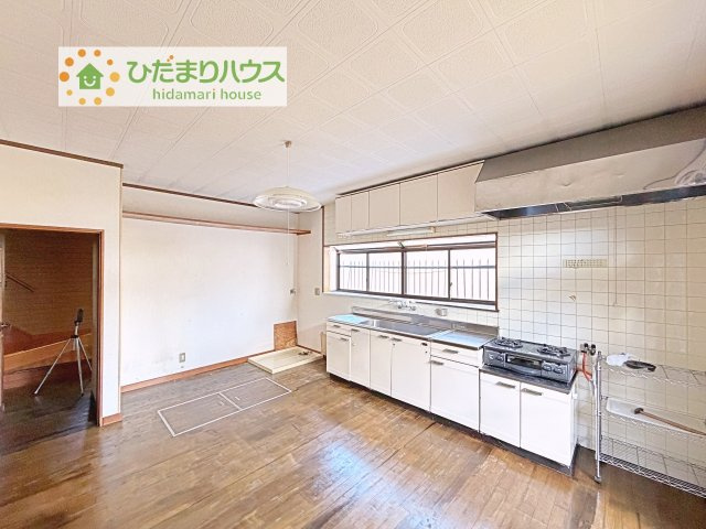 【キッチン】 | 常総市豊岡町丁　中古戸建 | お子様が元気に遊べる広々としたダイニングです！