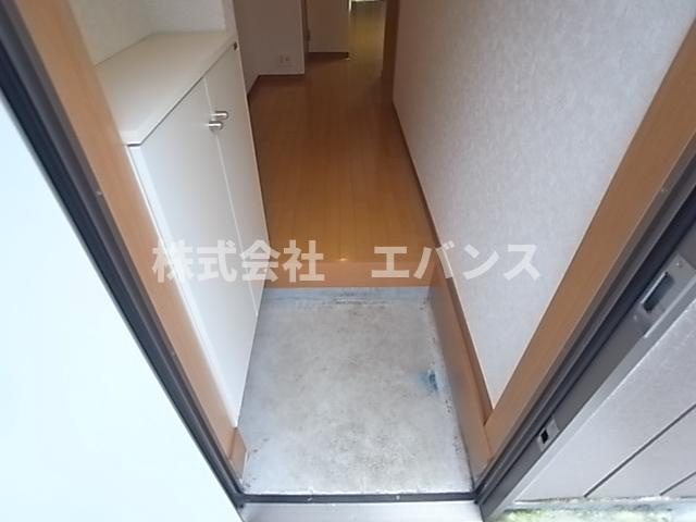【玄関】 | フラワーヒルズ２号館 | 収納もある玄関です