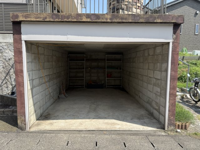 米野木町北山貸家Ⅱの駐車場|車庫