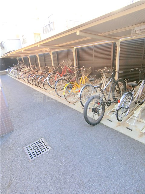 メインステージ多摩川のその他共用部分|屋根付きラック式の駐輪場　空き状況等詳細はお問合せください。