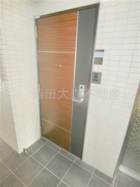 第66シンエイビルの玄関