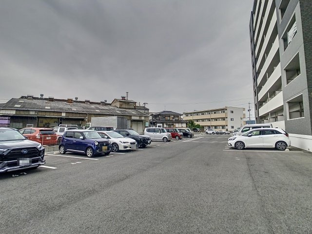直方市大字下新入の賃貸マンションの駐車場