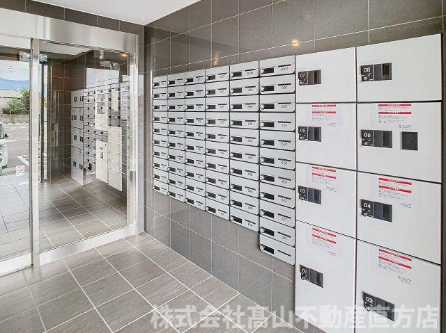 直方市大字下新入の賃貸マンションのエントランス
