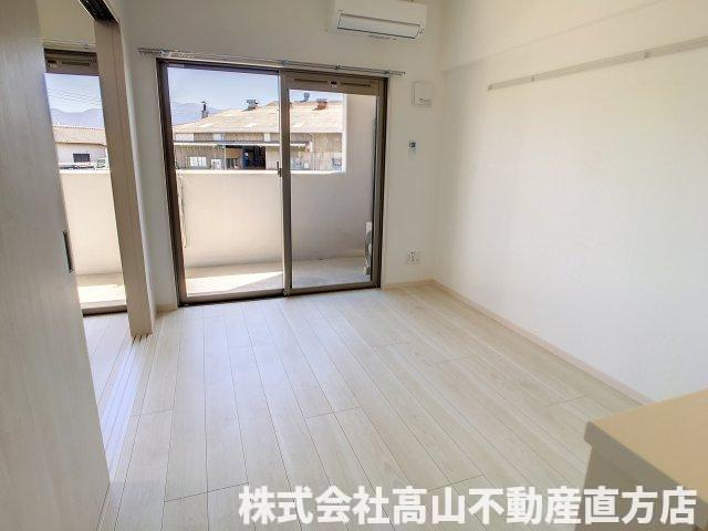 直方市大字下新入の賃貸マンションの居間・リビング