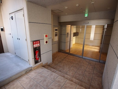 【エントランス】 | シェーナ下到津 | 毎日通るエントランスはこのようになっています