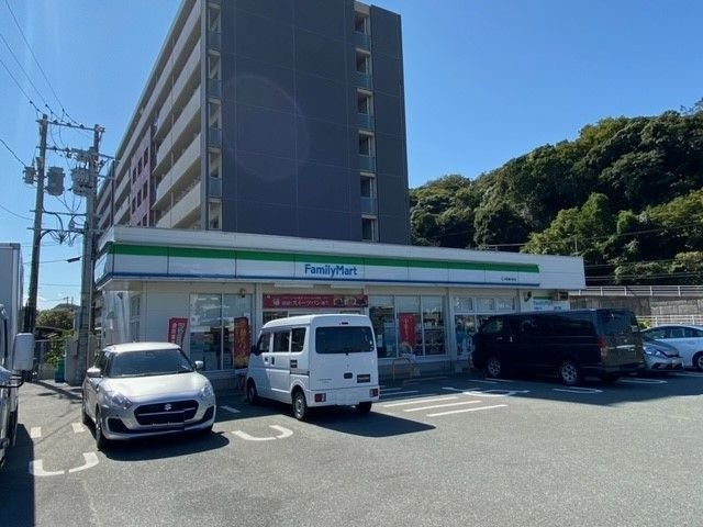 【周辺】 | サンスタームーンモナ | ファミリーマート　折尾堀川町店まで500m
