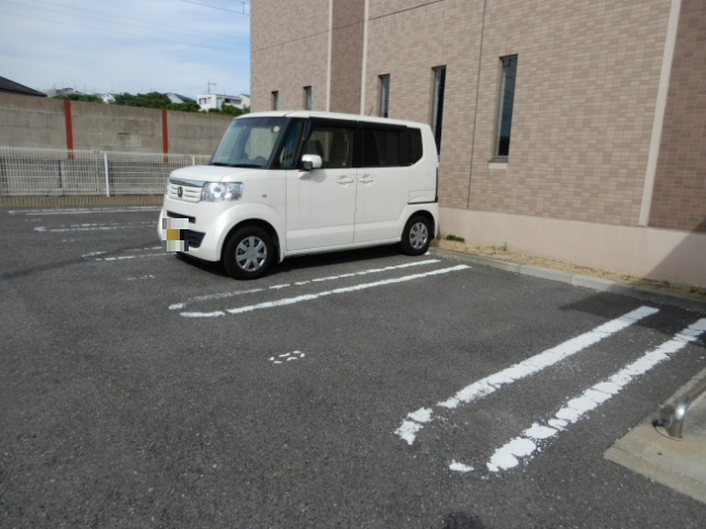 アーズ　アーズの駐車場