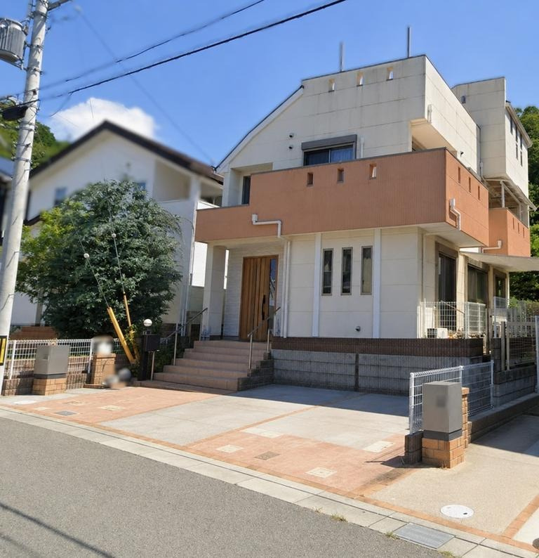 箕面市森町中3丁目中古一戸建て│4SLDK＋駐車3台可の外観|ご不明な税金・諸費用についても丁寧にサポートいたします。現地見学で、住まいのイメージやご希望をぜひお聞かせください。