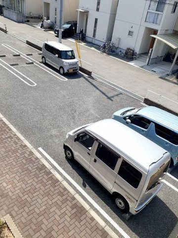 ミニョンⅡ番館の駐車場