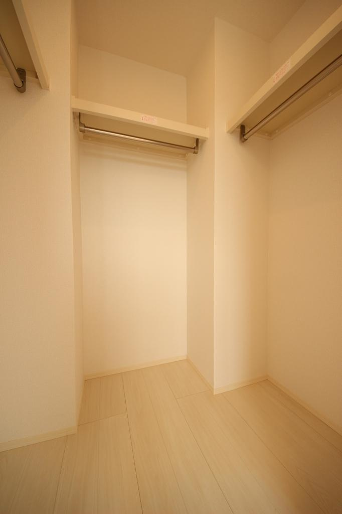 ミルクロスの収納|５.２帖の寝室にある収納です（ウォークインクローゼット）