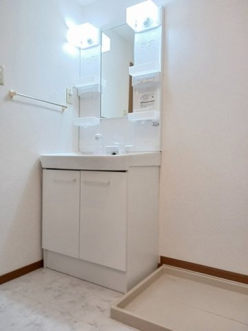 クィーンパレスＴＡＤＡ．Ｃ棟の洗面所|明るい洗面所です