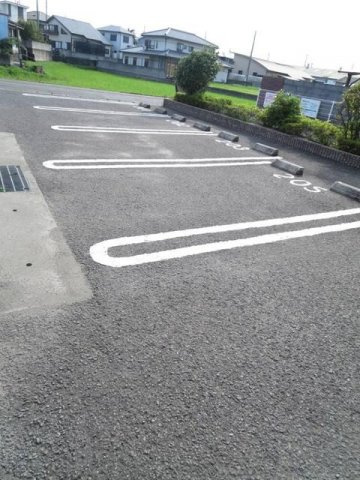 レーヴの駐車場|駐車場に車を止められます
