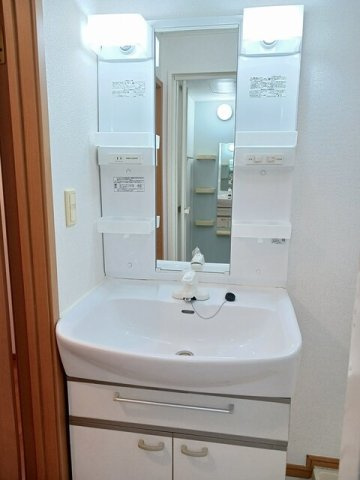 ハッピネスハウス　Ｂの洗面所|明るい洗面所です