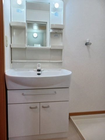 ハッピネスハウス　Ｂの洗面所|明るい洗面所です
