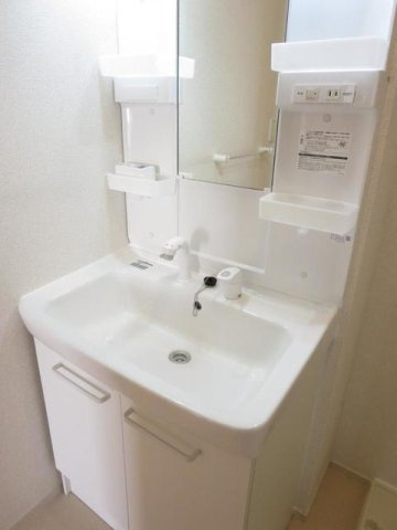 ベネヴォレンテＤの洗面所|ゆったりとスペースのある洗面所