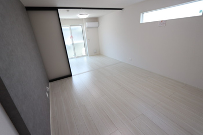【居間・リビング】 | Ｄ-ｒｅｓｉｄｅｎｃｅ明治中央 | LDK10.3帖