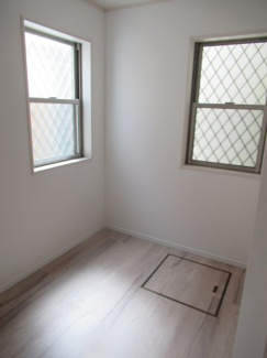 【その他】 | 六浦5丁目　中古戸建 | １階納戸付き小窓付きで通風も良好です。