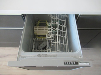 【キッチン】 | 六浦5丁目　中古戸建 | 高温洗浄で衛生的。節水にも配慮した人気の食洗機付きキッチンです！