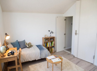 【洋室】 | 六浦5丁目　中古戸建 | 洋室家具配置例（バーチャルステージングのため家具付き販売ではありません。）