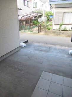 【駐車場】 | 六浦5丁目　中古戸建 | 家側から見たカースペース。雨の日も濡れずに家に入れるので便利です。