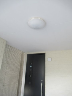 【駐車場】 | 六浦5丁目　中古戸建 | 照明付きのカースペースなので夜でも安心です。
