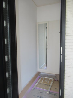 【玄関】 | 六浦5丁目　中古戸建 | 姿見付きのシューズクローゼット付きでお出かけ前の身だしなみチェックが出来ます。