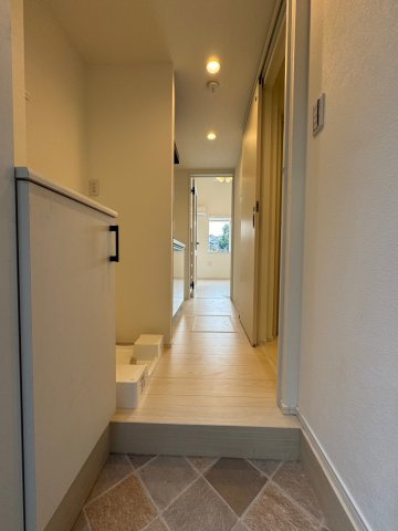 川崎市麻生区岡上５丁目のアパートの玄関
