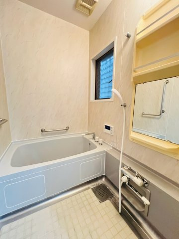 海岸通戸建の浴室