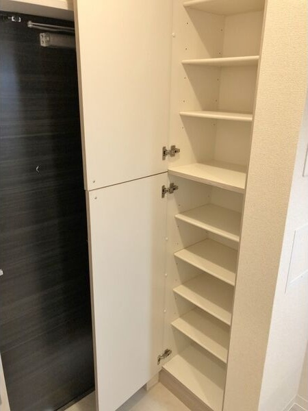 アールズコート千種イーストの玄関
