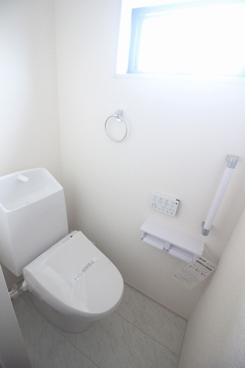 下野市緑6丁目　第3　2号棟のトイレ|2階にも温水洗浄便座付きトイレを設置。就寝中に階段を使わず利用でき、朝の混雑緩和にも役立ちます。