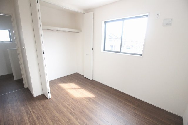 下野市緑6丁目　第3　2号棟の子供部屋|クローゼットを備えた2階東側洋室。窓から自然光が入り、子ども部屋や仕事部屋などに活用できます。