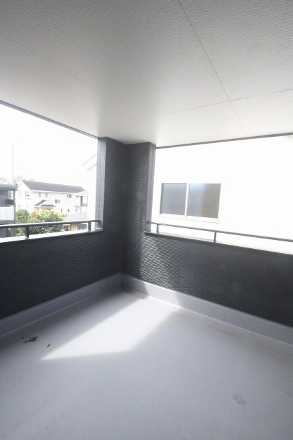 下野市緑6丁目　第3　2号棟のバルコニー|屋根のあるインナーバルコニー。室内から出入りしやすく、洗濯物を干すスペースとして活用できます。
