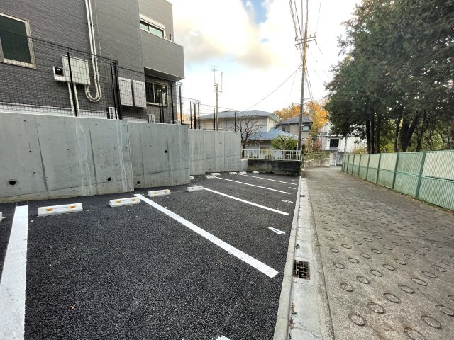 川崎市麻生区向原２丁目のアパートの駐車場