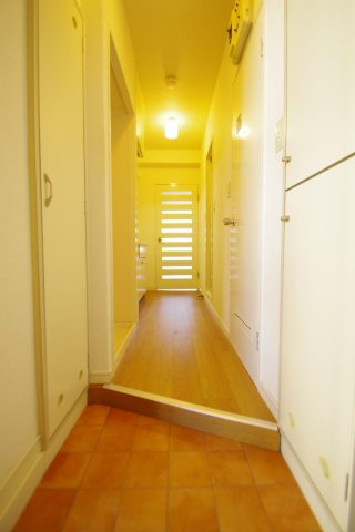 コート新屋敷の玄関