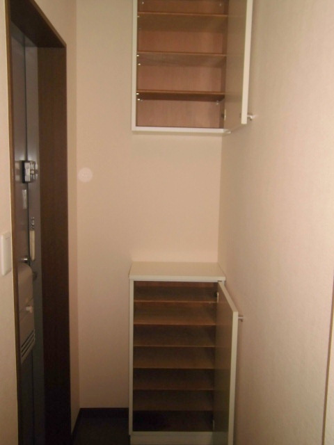 江戸川区西一之江１丁目の賃貸マンションの玄関|★シューズＢＯＸ★
