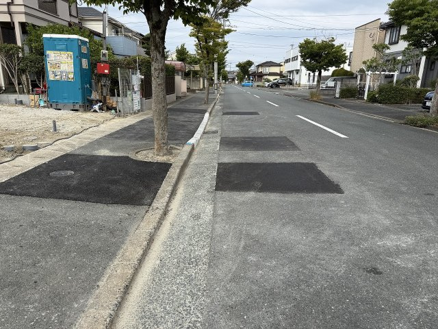 横浜１丁目　新築戸建　２棟の前面道路含む現地写真