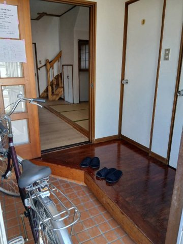 石原町　貸家の玄関