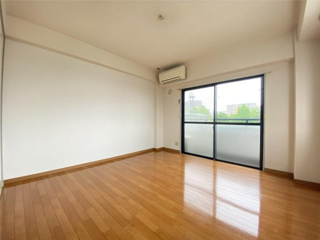 コート新屋敷の洋室