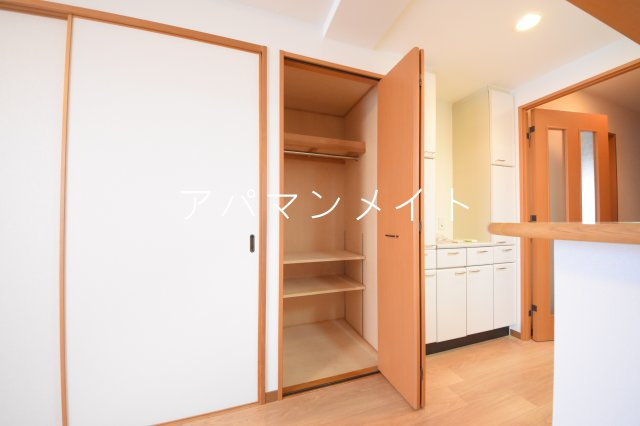 【収納】 | NEATビル | キッチン横に収納あります